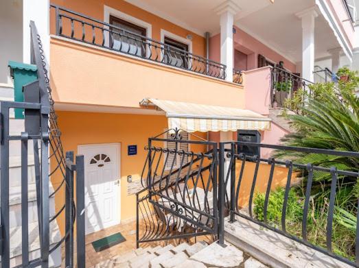 Lola 2 Apartment โรวีน ภายนอก รูปภาพ
